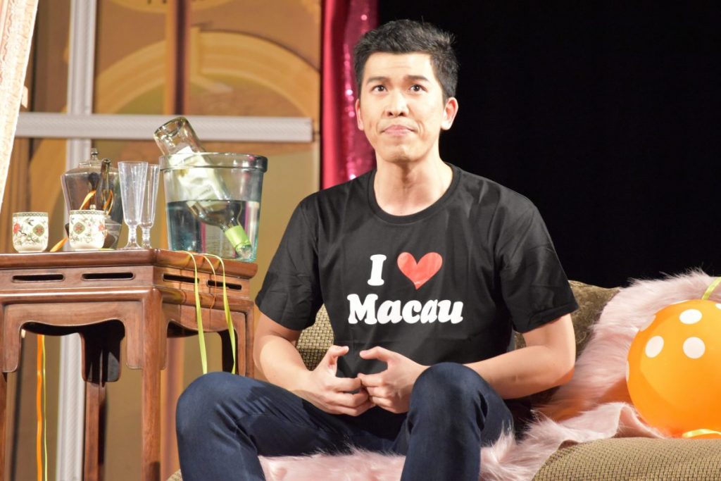 Jacob Bettinelli as Gil in "Il Segreto di Susanna"