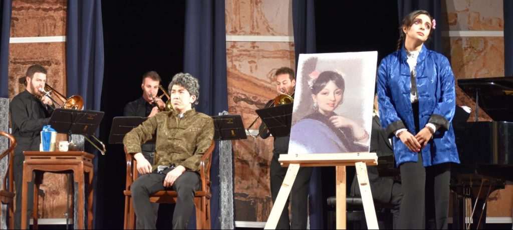 Julieth Lozano (Serpina) singing "A Serpina penserete" to Jacob Bettinelli (Giorgio) backed by the Mascoulisse Quartet in La Serva Padrona at the Teatro Dom Pedro V in Macau on 30 March 2018