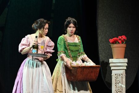 Vicki Wu as Serpetta and Rianne Lau as Sandrina (Violante) (Photo: Titan Lam)