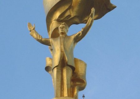 Monument to Saparmurat Niyazov via ( Wikimedia Commons)